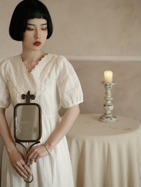 白色 精緻花邊V領鏤空洛麗塔洋裝 日系甜美抽褶腰身連身裙 遮手臂 第1張的照片