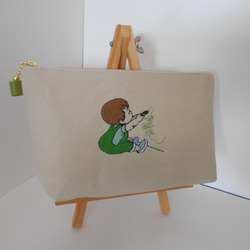 お絵かきしている男の子刺繍のたっぷり入る帆布のペンケース グリーン 2枚目の画像