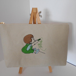 お絵かきしている男の子刺繍のたっぷり入る帆布のペンケース グリーン 3枚目の画像