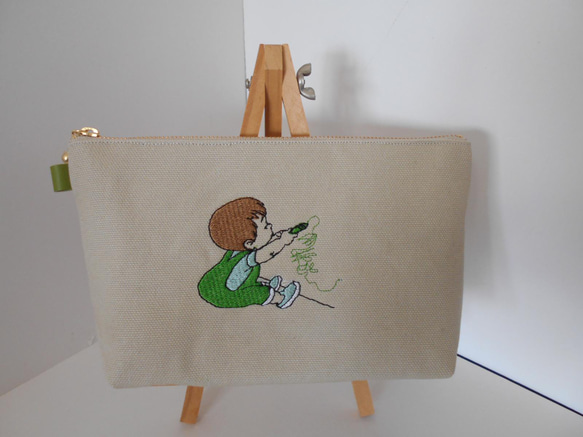 お絵かきしている男の子刺繍のたっぷり入る帆布のペンケース グリーン 3枚目の画像