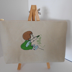お絵かきしている男の子刺繍のたっぷり入る帆布のペンケース グリーン 1枚目の画像