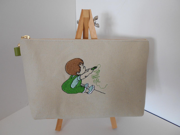 お絵かきしている男の子刺繍のたっぷり入る帆布のペンケース グリーン 1枚目の画像