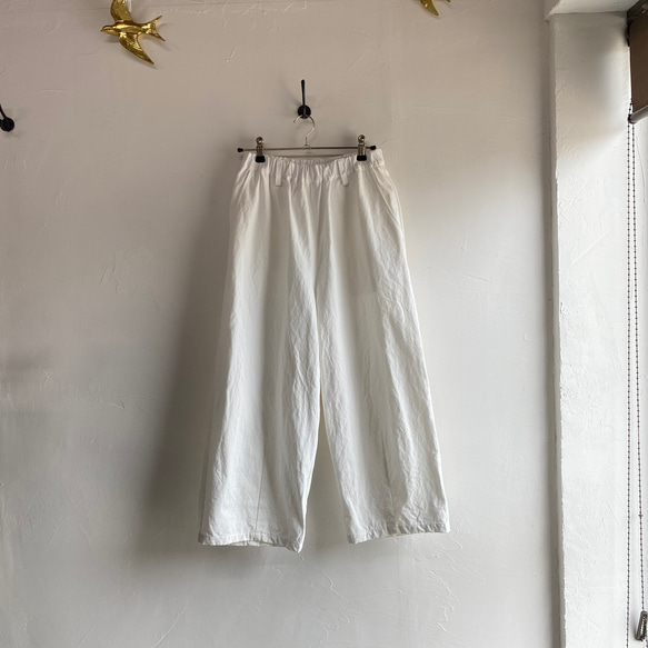 【即納】ワイドパンツ　裾ダーツ入り立体シルエットの綿麻パンツ　半端丈　白パン 2枚目の画像