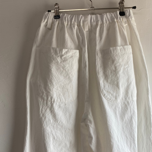 【即納】ワイドパンツ　裾ダーツ入り立体シルエットの綿麻パンツ　半端丈　白パン 9枚目の画像