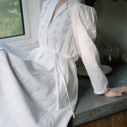白色 三層立體雕花暗紋西裝領洋裝 繫帶收腰法式優雅連身裙顯腿長 第7張的照片