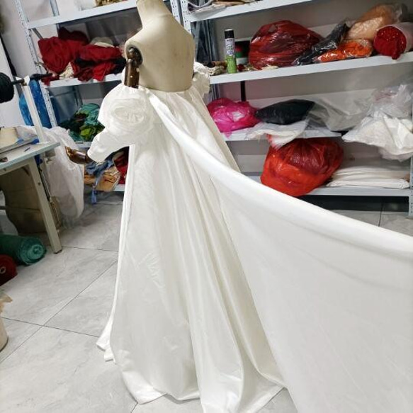 高級サテン 取り外し袖 オフホワイト ショルダーの付け袖 パフスリーブ バラ付き ウエディングドレス　華やかなトレーン 4枚目の画像