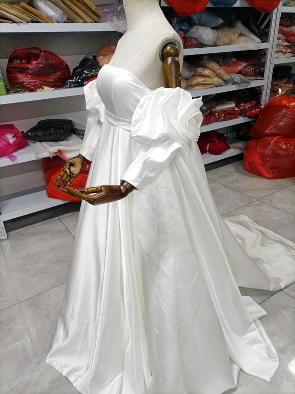 高級サテン 取り外し袖 オフホワイト ショルダーの付け袖 パフスリーブ バラ付き ウエディングドレス　華やかなトレーン 3枚目の画像