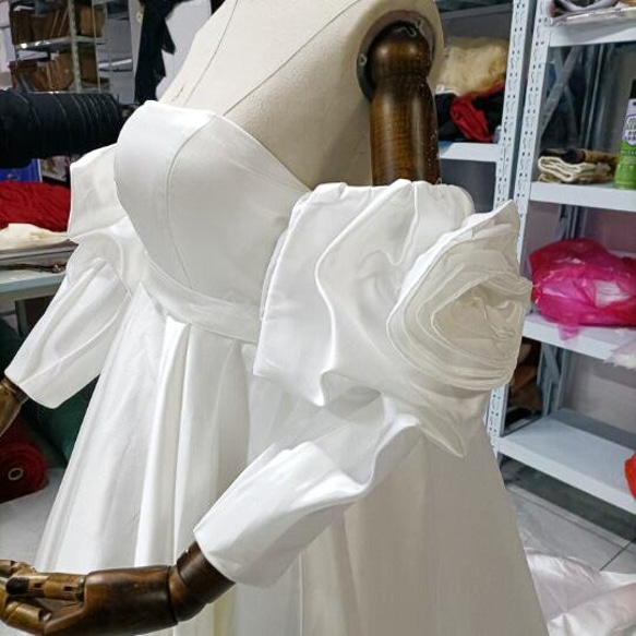 高級サテン 取り外し袖 オフホワイト ショルダーの付け袖 パフスリーブ バラ付き ウエディングドレス　華やかなトレーン 8枚目の画像