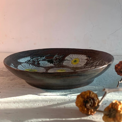 洋甘菊刻畫陶製圓盤_陶器餐盤 第5張的照片