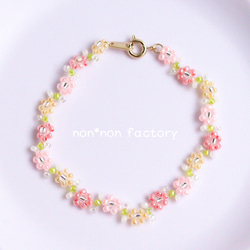 ビーズブレスレット ✧ Peach color ✧ 小さなお花の ビーズブレスレット ✧ Peach color ✧ 小さなお花の