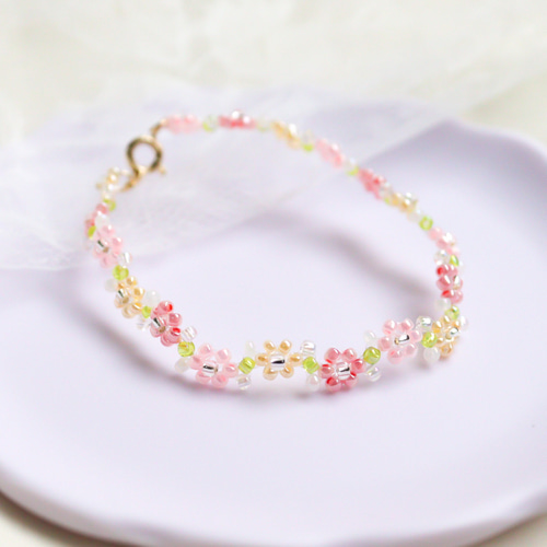 ビーズブレスレット ✧ fruity color ♡ 小さなお花の