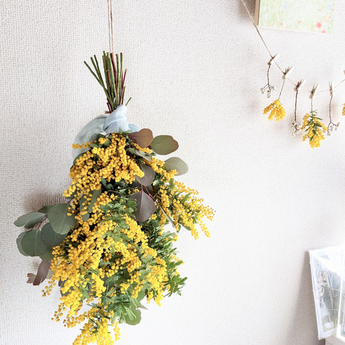 瀬戸内ミモザと数種類のユーカリをシンプルに束ねた手の平スワッグ