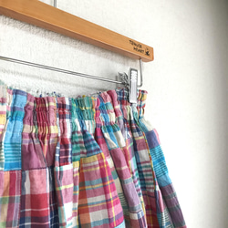 Mサイズ　インド綿パッチ生地　ギャザースカート　ウエストゴム　BLUE＆RED　65㎝丈 4枚目の画像