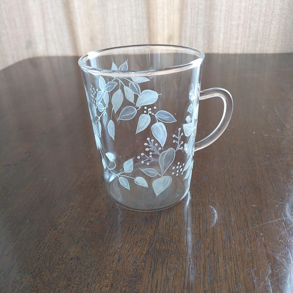 グラスペイント/ホワイトリーフのガラスマグカップ（R-060） 1枚目の画像
