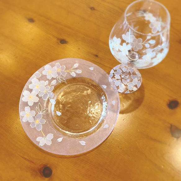 Creema限定 新作【桜舞う】シックな桜色2点セットプレート+ワイングラス1個｜誕生日・還暦祝い 4枚目の画像