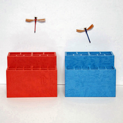 木製ペンスタンド━マス目タイプ2段型（赤）と（青） 1枚目の画像