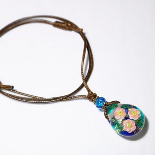 在庫処分（50％オフ）椿のとんぼ玉ガラスペンダント 金箔入り