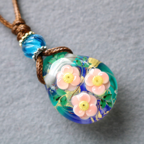 在庫処分（50％オフ）椿のとんぼ玉ガラスペンダント 金箔入り