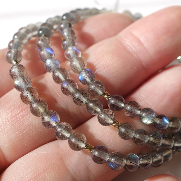 Labradorite／【ハイクオリティ】美しいモルフォ蝶のような輝き ラブラドライト極小粒ブレスレット／Little／ 5枚目の画像