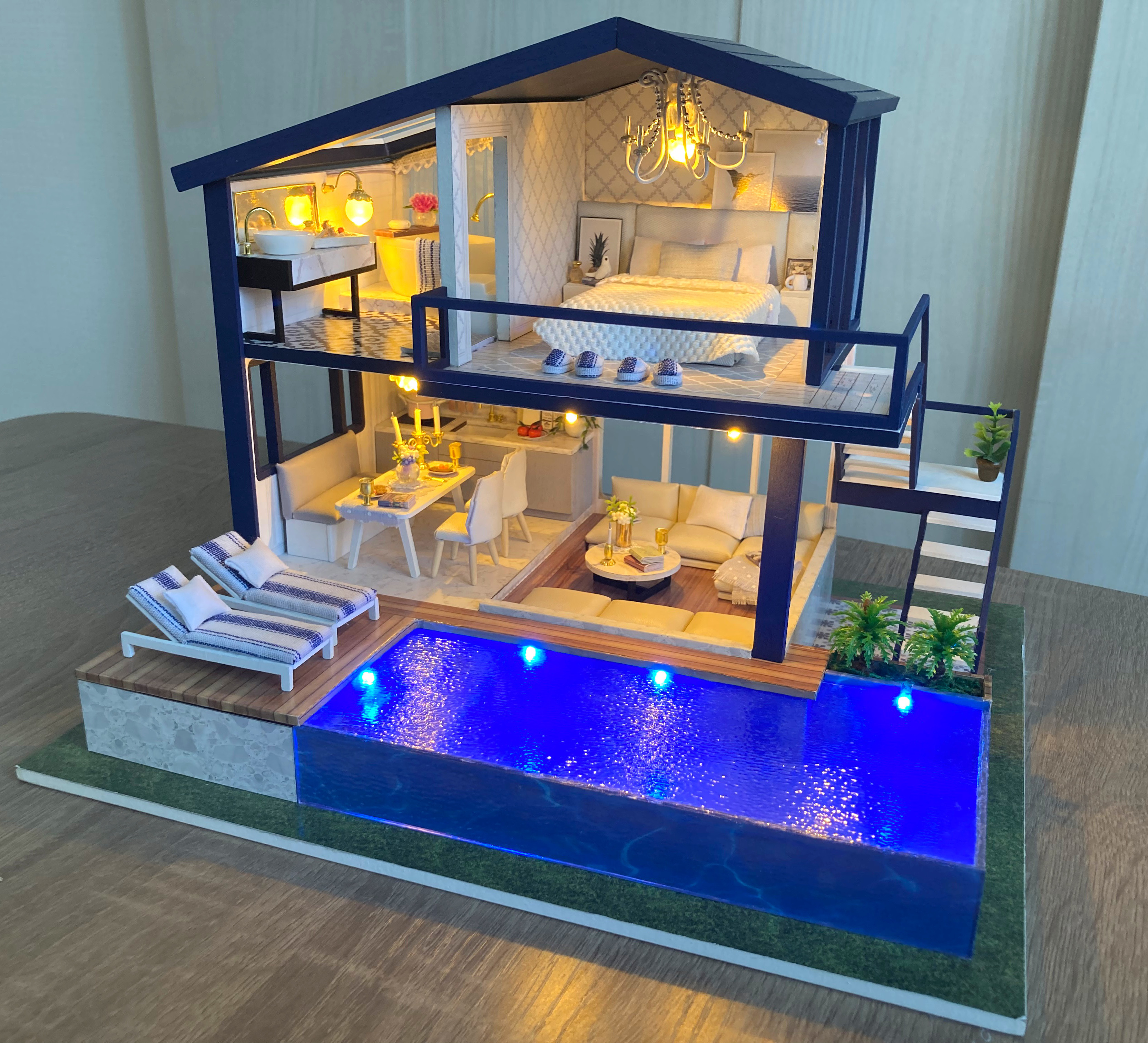 屋上 3階建て *完成品*ドールハウス カバー付 360度型 プール オルゴール 屋上 3階建て *完成品*ドールハウス カバー付 360度型 プール オルゴール