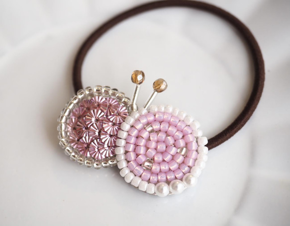 ちょうちょのヘアゴム✨ビーズ刺繍(ペールピンク) ほっこり♡北欧　キッズ　女の子♪ 4枚目の画像