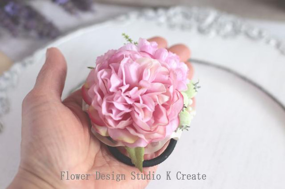 ピンクの薔薇とブルーベリーのヘアゴム　お花　ヘアゴム　髪飾り　お出掛け　お花のヘアアクセサリー　お花のヘアゴム 6枚目の画像