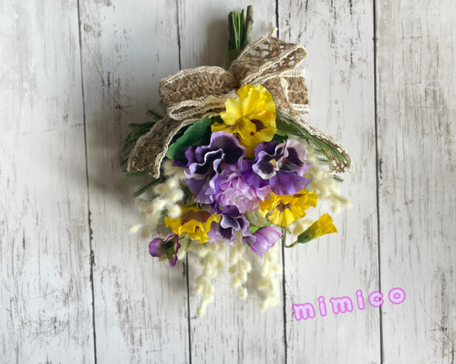 ホワイトミモザとパンジー ラナンキュラスのスプリングスワッグ