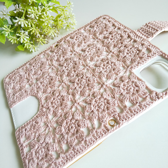 【受注製作】小花モチーフいっぱいの手編み手帳型スマホケース（ピンクベージュ） 5枚目の画像