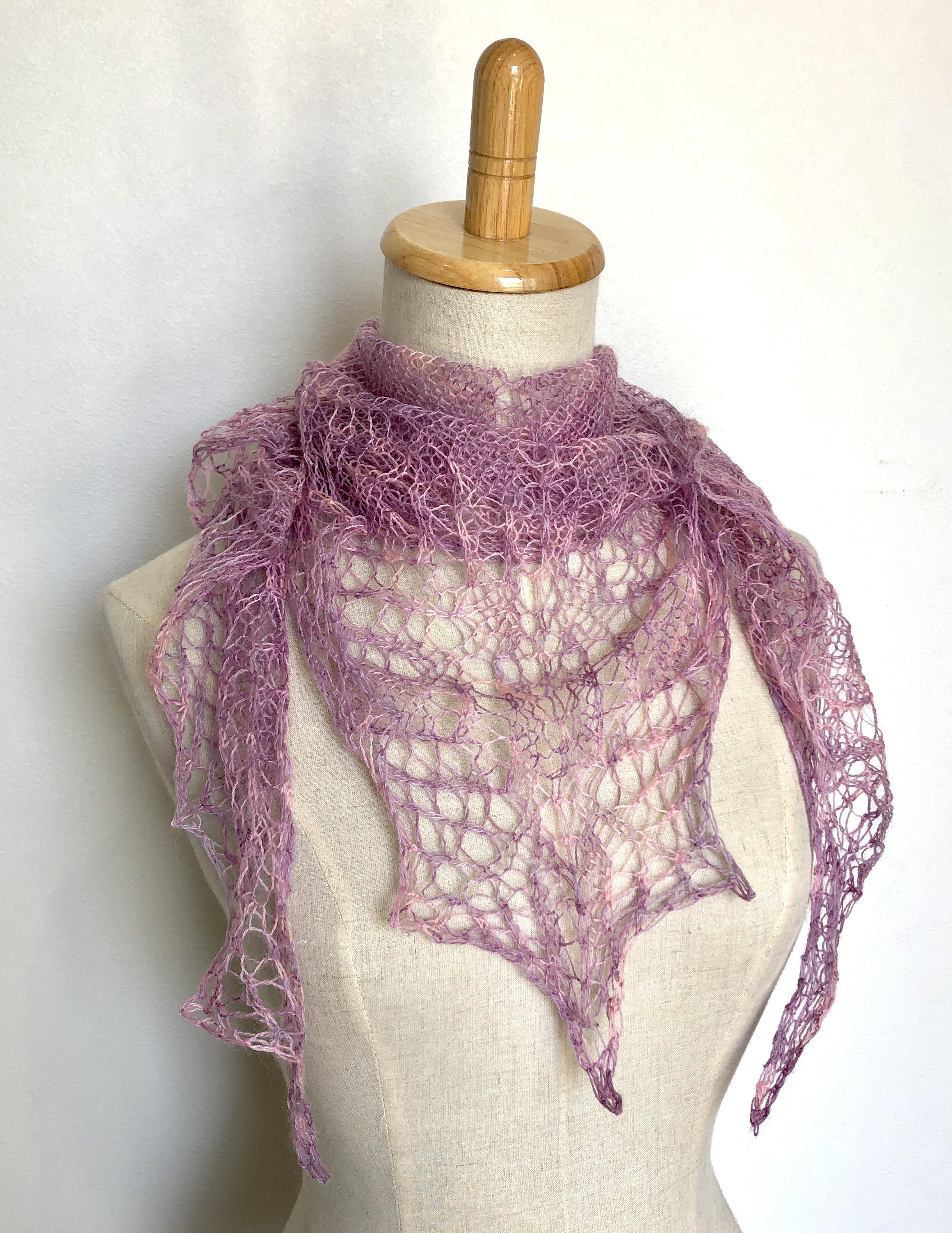 縁どりレース編みが繊細なピンクのストール - マフラー 