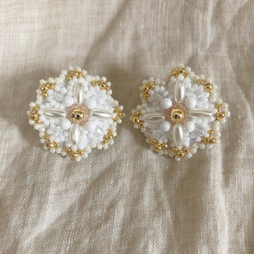 ビーズ刺繍 ピアス イヤリング ホワイト ピンク ハンドメイド お花