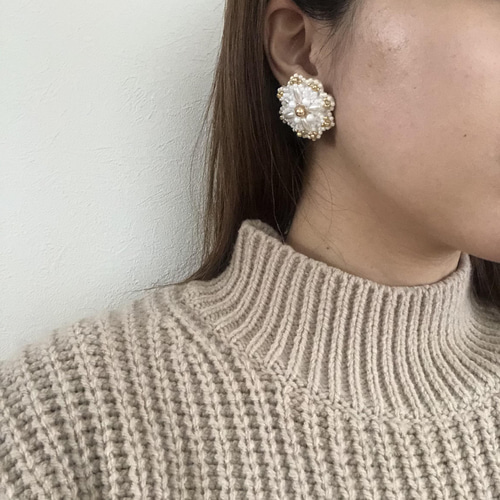 ビーズ刺繍 ピアス イヤリング ホワイト ピンク ハンドメイド