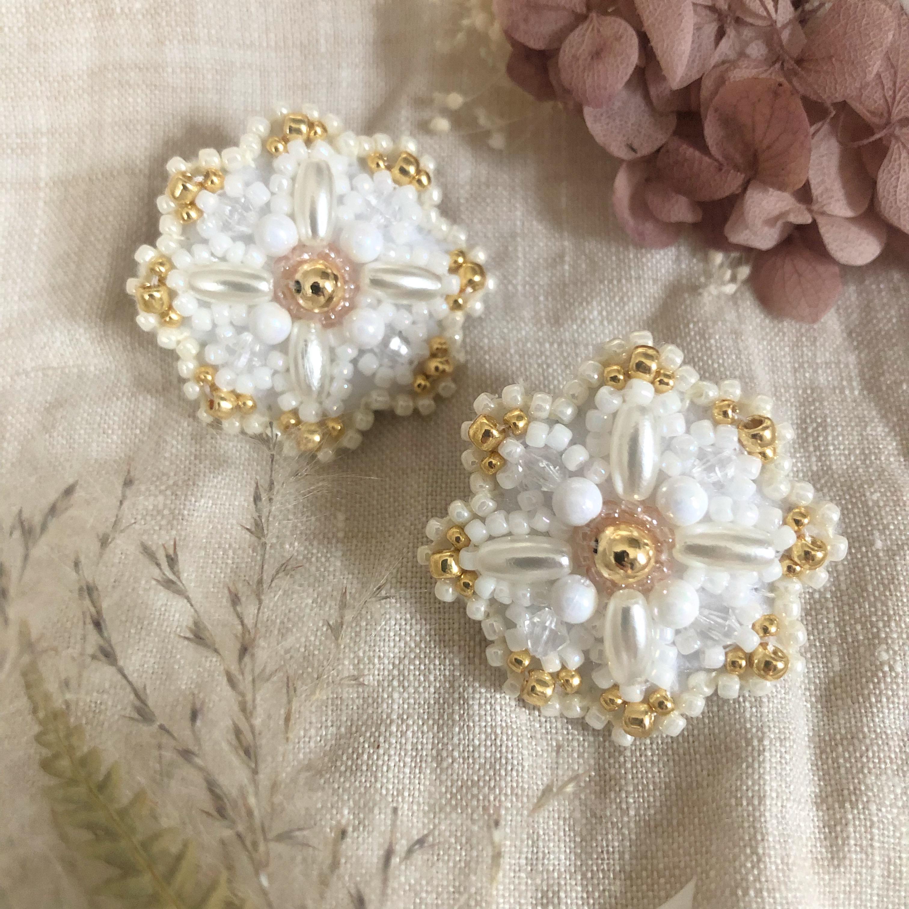 376 ホワイト　花びら　スティック　ピアス　イヤリング　ハンドメイド マット
