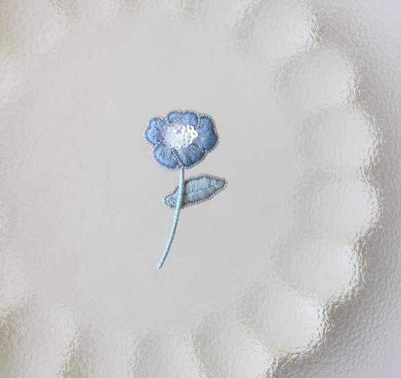 【ネモフィラブローチⒶ ナチュラルブルー 】オートクチュール刺繍ブローチ 10枚目の画像