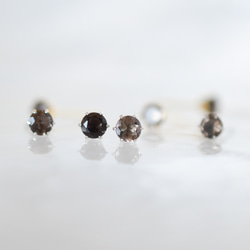 【天然石スモーキークォーツのシンプルな一粒スタッドピアス】ブラウン / 4mm /サージカルステンレス/つけっぱなしok 8枚目の画像