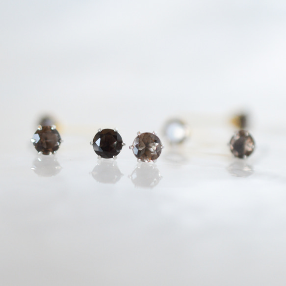 【天然石スモーキークォーツのシンプルな一粒スタッドピアス】ブラウン / 4mm /サージカルステンレス/つけっぱなしok 8枚目の画像