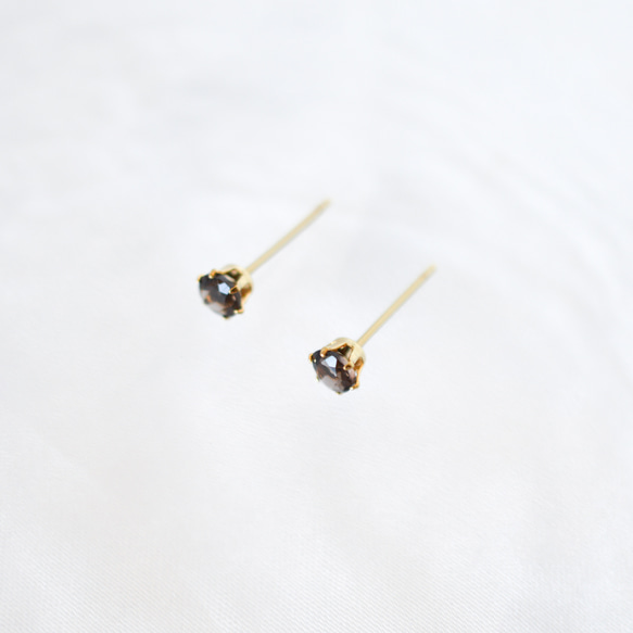 【天然石スモーキークォーツのシンプルな一粒スタッドピアス】ブラウン / 4mm /サージカルステンレス/つけっぱなしok 6枚目の画像