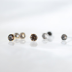 【天然石スモーキークォーツのシンプルな一粒スタッドピアス】ブラウン / 4mm /サージカルステンレス/つけっぱなしok 9枚目の画像