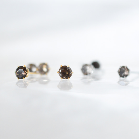 【天然石スモーキークォーツのシンプルな一粒スタッドピアス】ブラウン / 4mm /サージカルステンレス/つけっぱなしok 9枚目の画像