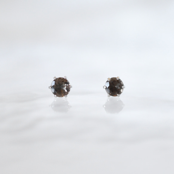【天然石スモーキークォーツのシンプルな一粒スタッドピアス】ブラウン / 4mm /サージカルステンレス/つけっぱなしok 1枚目の画像