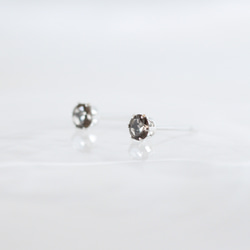 【天然石スモーキークォーツのシンプルな一粒スタッドピアス】ブラウン / 4mm /サージカルステンレス/つけっぱなしok 2枚目の画像