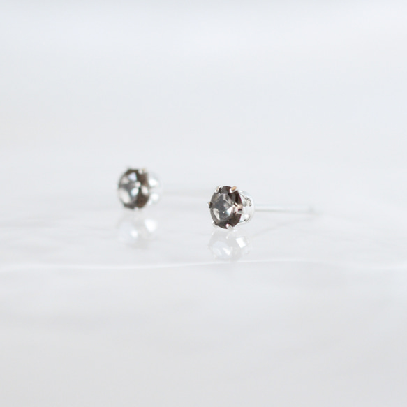 【天然石スモーキークォーツのシンプルな一粒スタッドピアス】ブラウン / 4mm /サージカルステンレス/つけっぱなしok 2枚目の画像