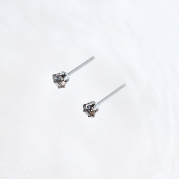 【天然石スモーキークォーツのシンプルな一粒スタッドピアス】ブラウン / 4mm /サージカルステンレス/つけっぱなしok 3枚目の画像
