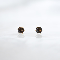 【天然石スモーキークォーツのシンプルな一粒スタッドピアス】ブラウン / 4mm /サージカルステンレス/つけっぱなしok 4枚目の画像