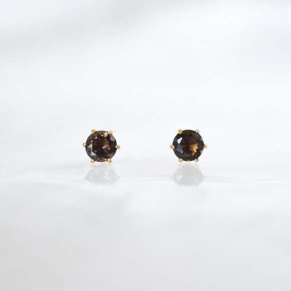 【天然石スモーキークォーツのシンプルな一粒スタッドピアス】ブラウン / 4mm /サージカルステンレス/つけっぱなしok 4枚目の画像