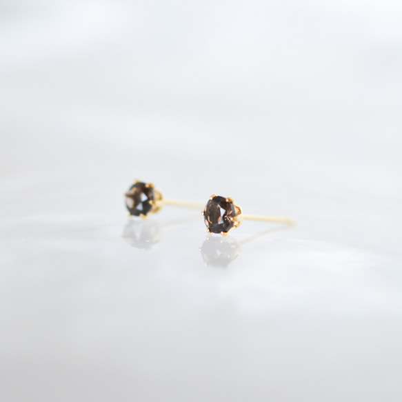 【天然石スモーキークォーツのシンプルな一粒スタッドピアス】ブラウン / 4mm /サージカルステンレス/つけっぱなしok 5枚目の画像