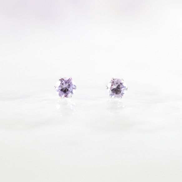 【天然石アメジストのシンプルな一粒スタッドピアス】紫 / 4mm /サージカルステンレス / つけっぱなしok 1枚目の画像