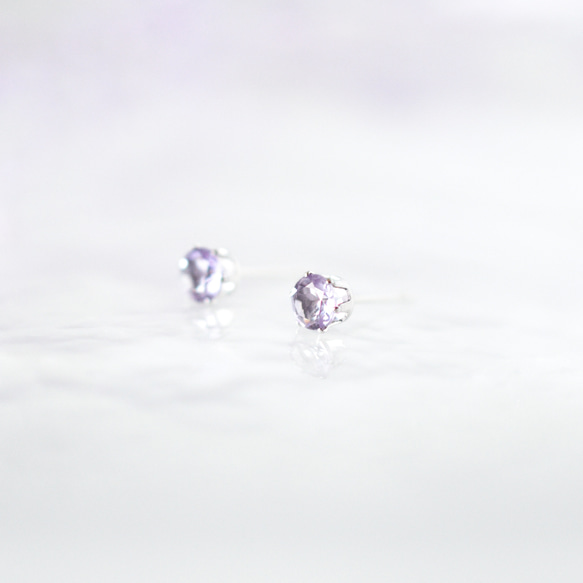 【天然石アメジストのシンプルな一粒スタッドピアス】紫 / 4mm /サージカルステンレス / つけっぱなしok 2枚目の画像