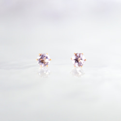 【天然石アメジストのシンプルな一粒スタッドピアス】紫 / 4mm /サージカルステンレス / つけっぱなしok 4枚目の画像