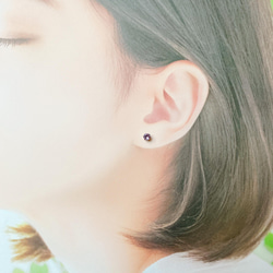 【天然石アメジストのシンプルな一粒スタッドピアス】紫 / 4mm /サージカルステンレス / つけっぱなしok 10枚目の画像