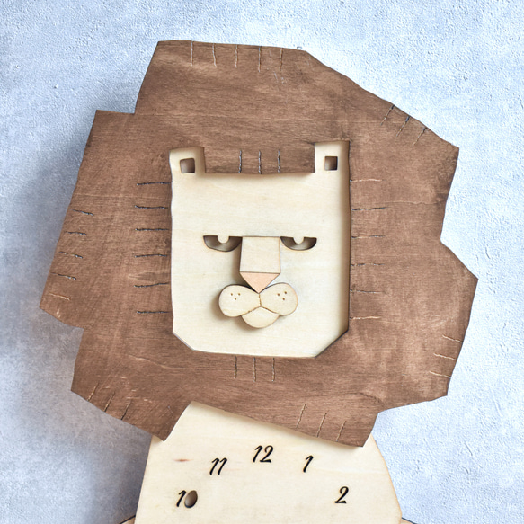 プレーンなライオンとほっこりできる時計 木製 掛け時計 3枚目の画像